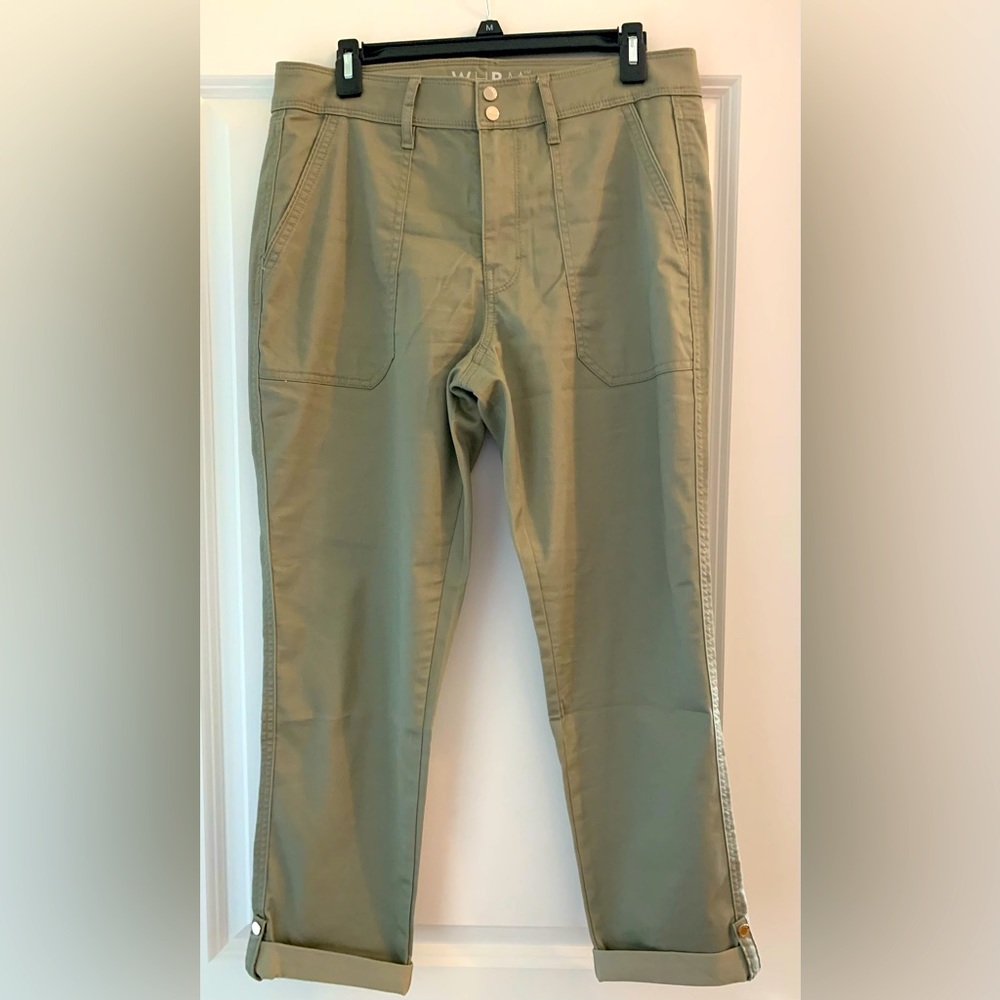 New without tags size 8 WHBM Outlet mid-rise Utility crop pants in Laurel Oak
